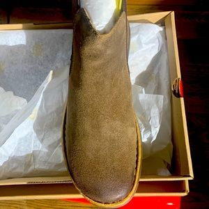 BORN Men's chelsea boot 10-1/2 D, NEW